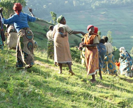 batwa women on the slopes of mgahinga national park